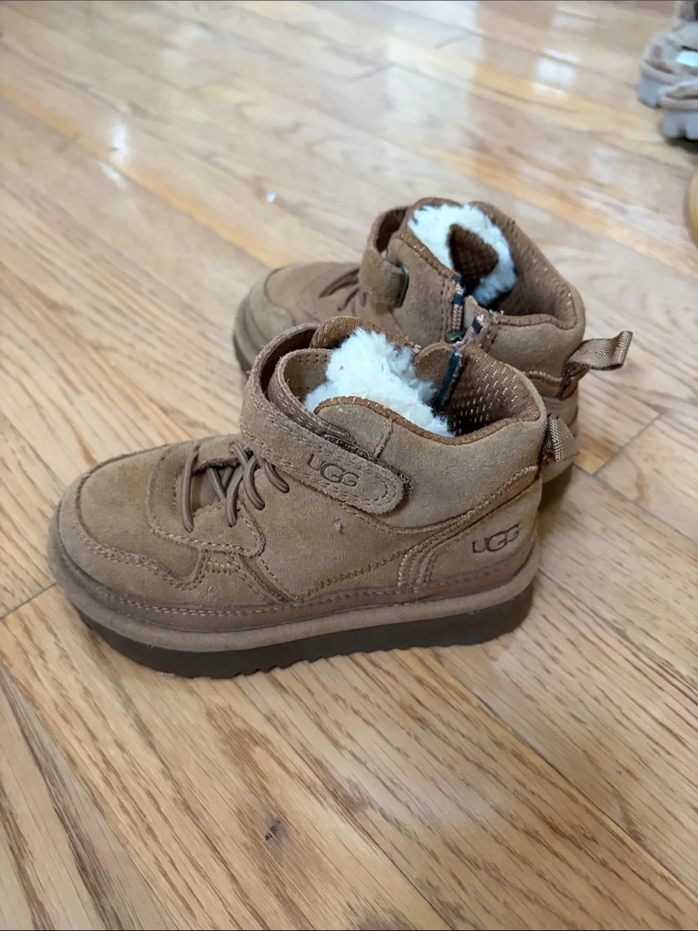 UGG Kids Chestnut Suede Hook-and-Loop Ankle Boot